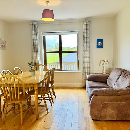 No's 6, 8 & 9 Dingle Homes بيت للعطل